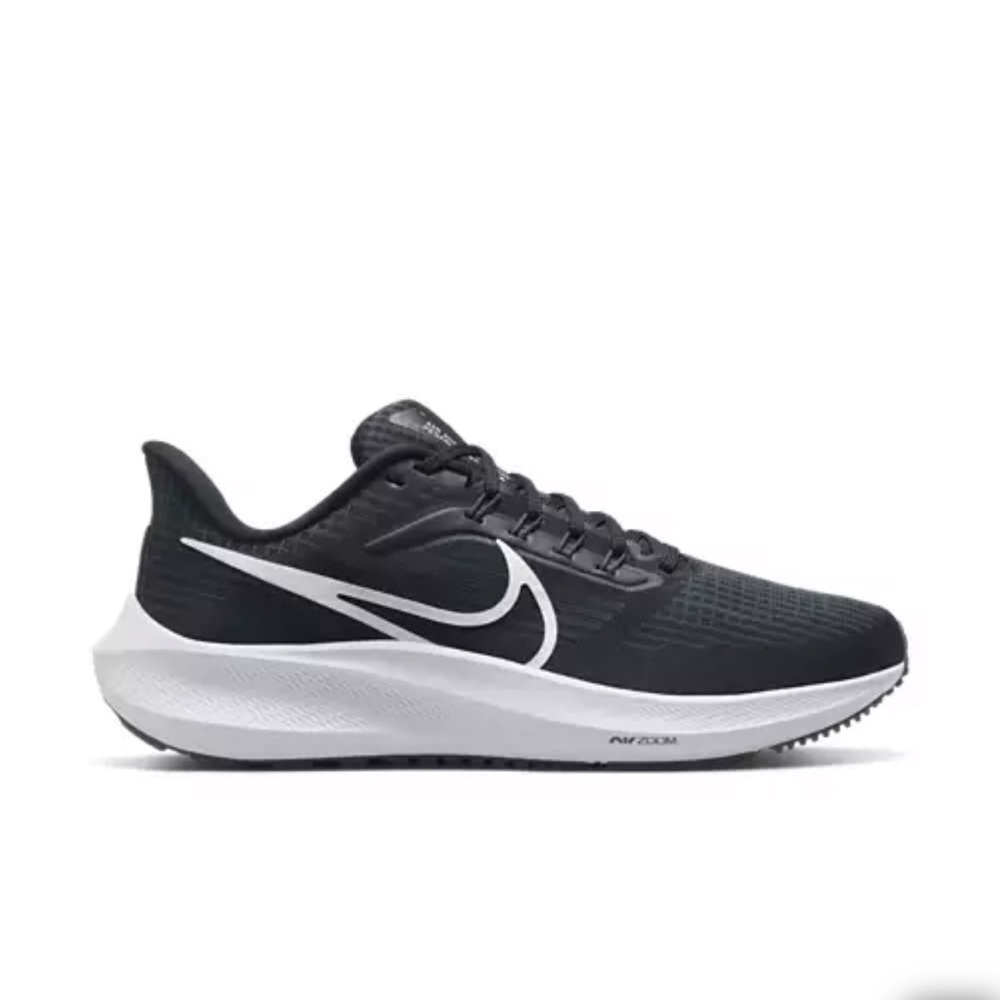Nike Air Pegasus Zoom Runners Black and White Nearly New Condition. Size 9.5